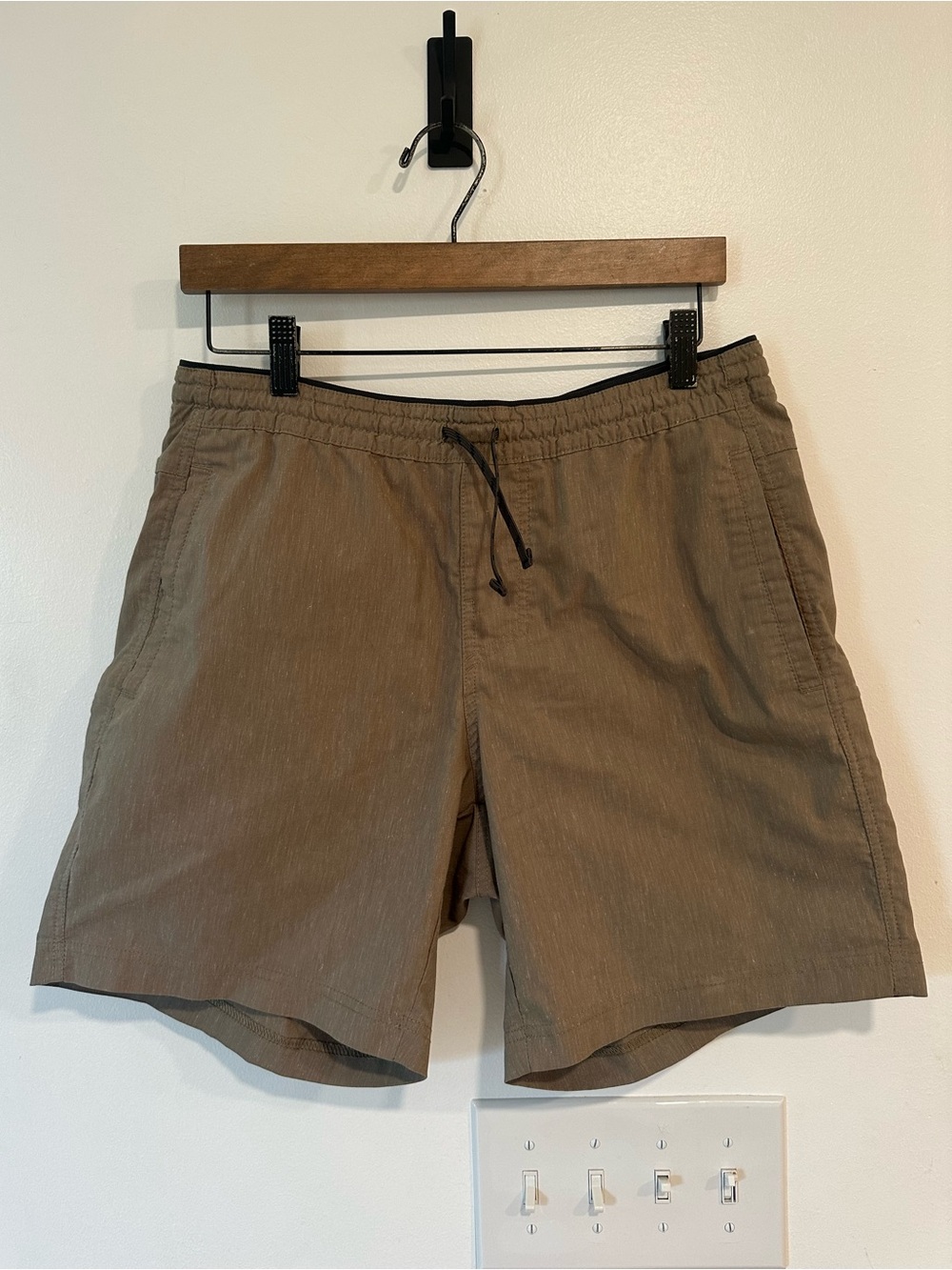 Kuhl Getaway Hemp Blend Shorts Khaki Stretch 7" Hiking Outdoors Men’s Medium